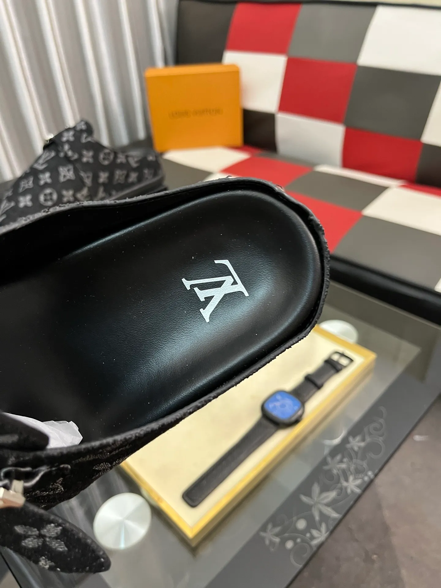 Men's shoes 💰380⌚️⌚️2025 new men's casual sandals and slippers, made of suede cow leather, with Monogram pattern to highlight the trendy style. Adjustable straps illuminated with LV letters, while a resilient insole and micro outsole provide lightweight comfort. Made of suede cow leather with embossed Monogram pattern and brand element metal hardware✅Adjustable straps➕Tough insole‼ ️Micro outsole. Comfortable and easy to wear‼ ️size: 38-443️⃣Colors available
